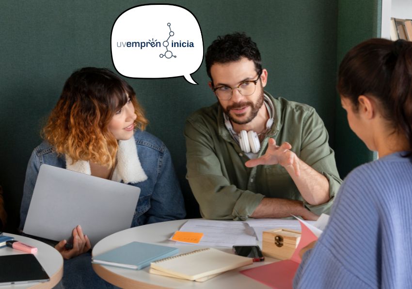 Estudiantes alrededor de una mesa